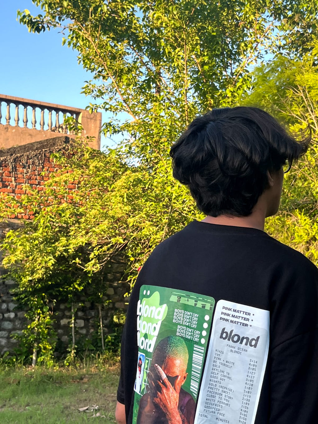 Blonde Frank Ocean black oversized tee model wear by Pink Matter